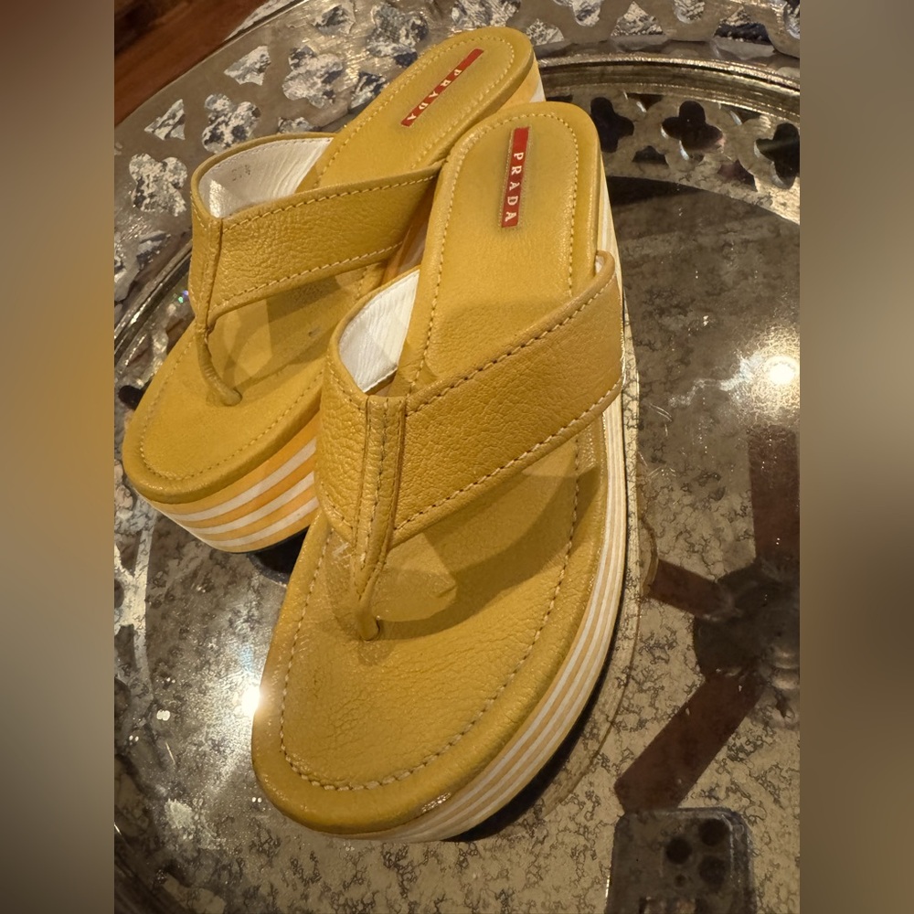 Vintage Prada Thong Platform Sandals
Size EU 37.5/US 7.5
